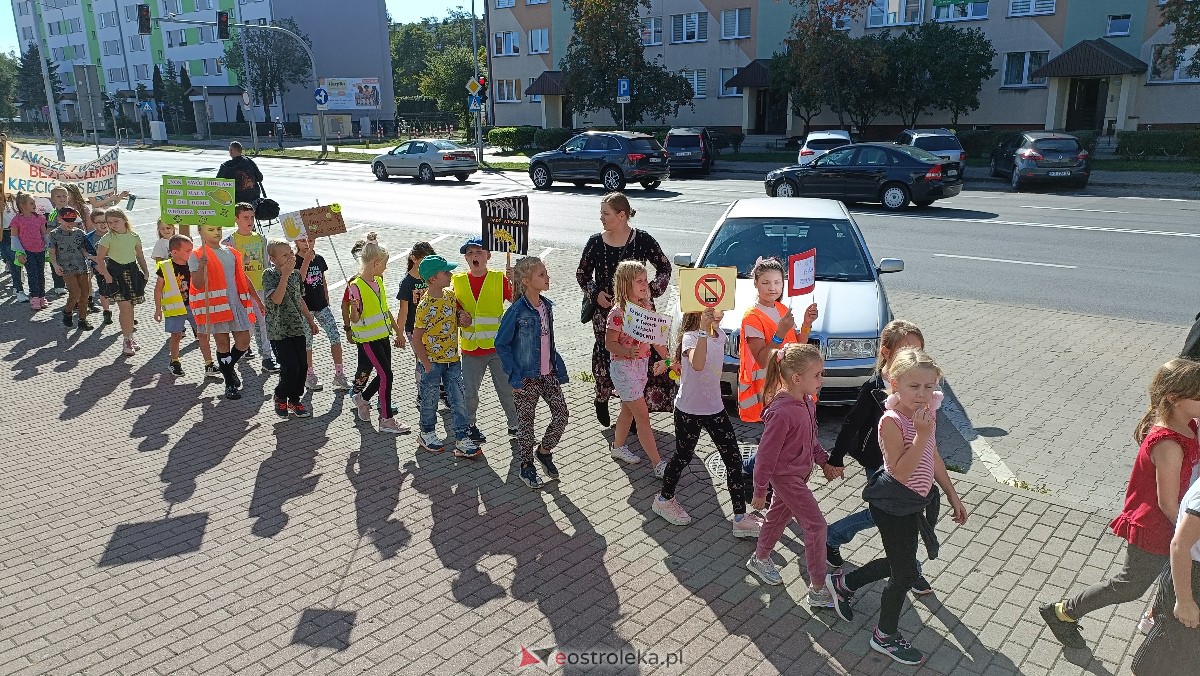 Uliczna manifestacja uczniów ze Szkoły Podstawowej nr 5 w Ostrołęce [20.09.2023] - zdjęcie #35 - eOstroleka.pl
