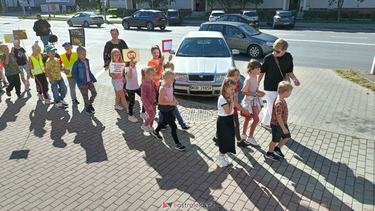 Uliczna manifestacja uczniów ze Szkoły Podstawowej nr 5 w Ostrołęce [20.09.2023] - zdjęcie #34 - eOstroleka.pl