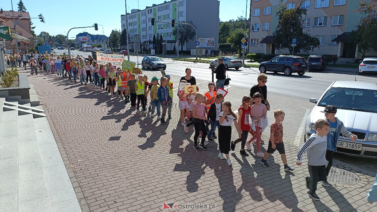 Uliczna manifestacja uczniów ze Szkoły Podstawowej nr 5 w Ostrołęce [20.09.2023] - zdjęcie #33 - eOstroleka.pl