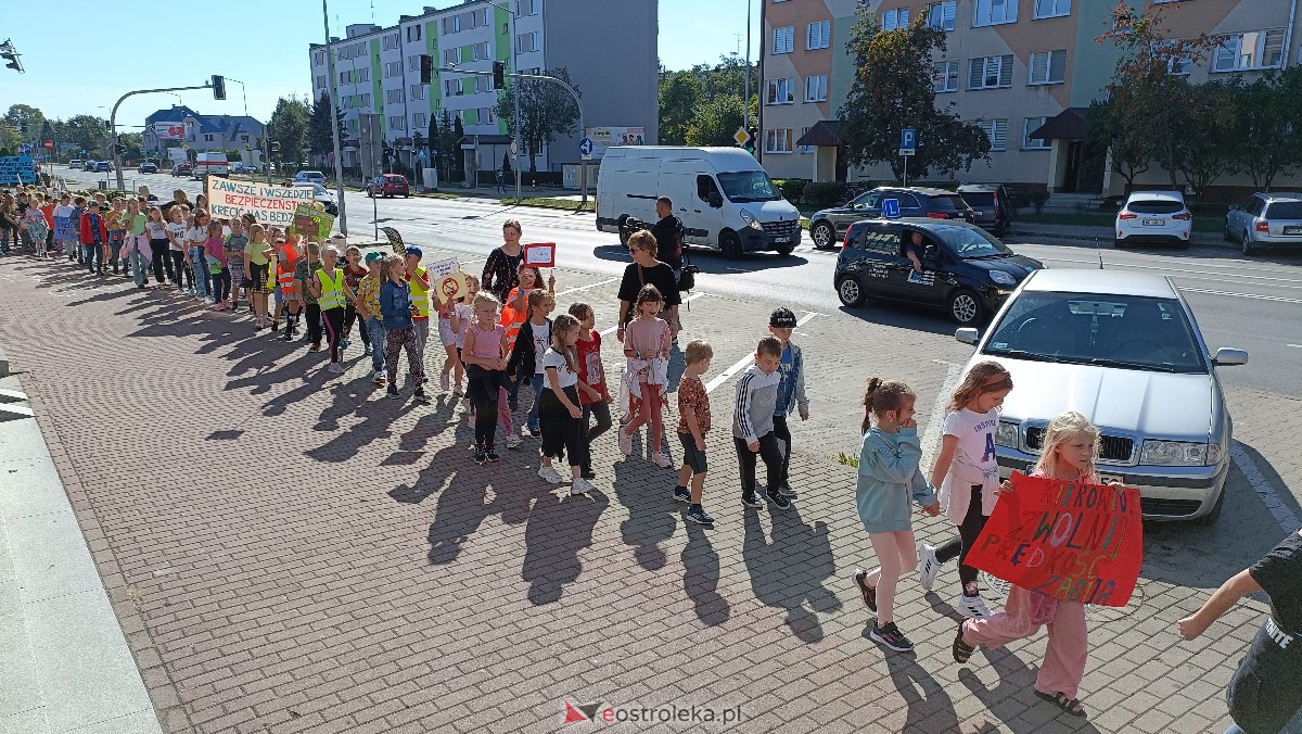 Uliczna manifestacja uczniów ze Szkoły Podstawowej nr 5 w Ostrołęce [20.09.2023] - zdjęcie #32 - eOstroleka.pl