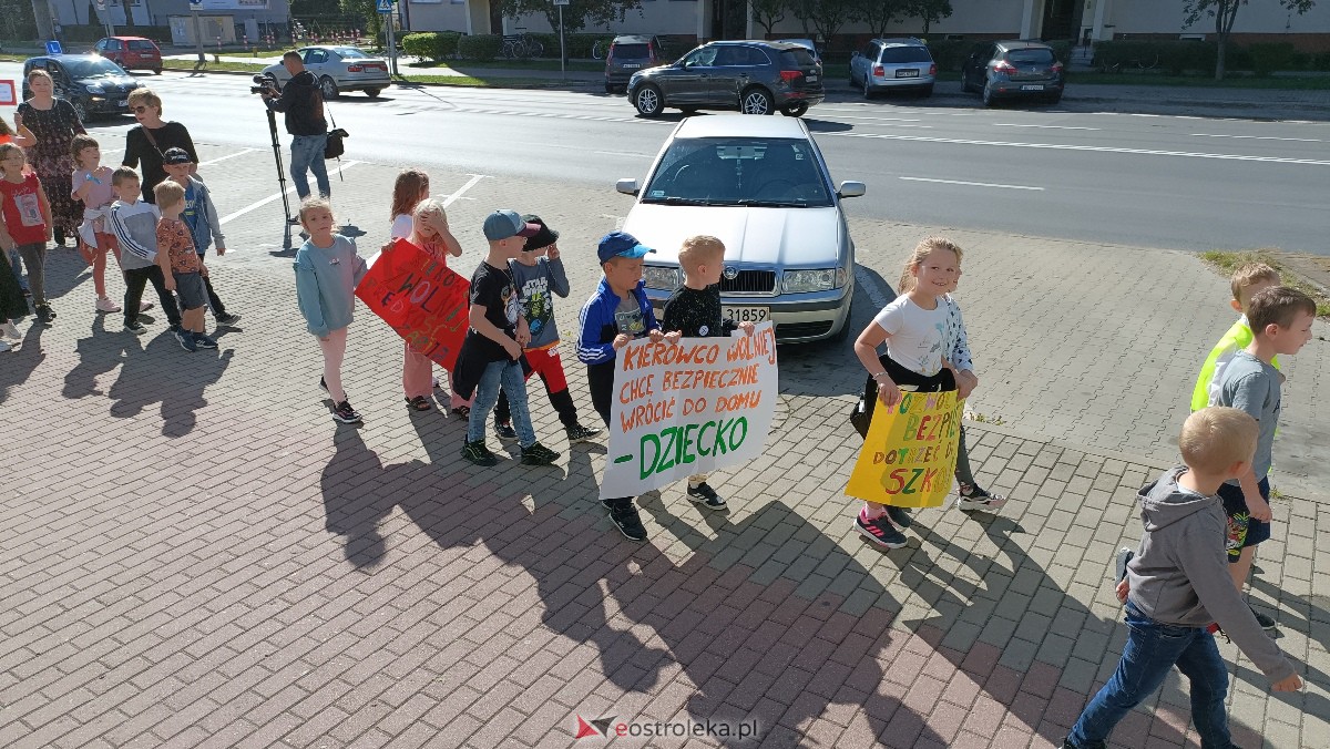 Uliczna manifestacja uczniów ze Szkoły Podstawowej nr 5 w Ostrołęce [20.09.2023] - zdjęcie #31 - eOstroleka.pl