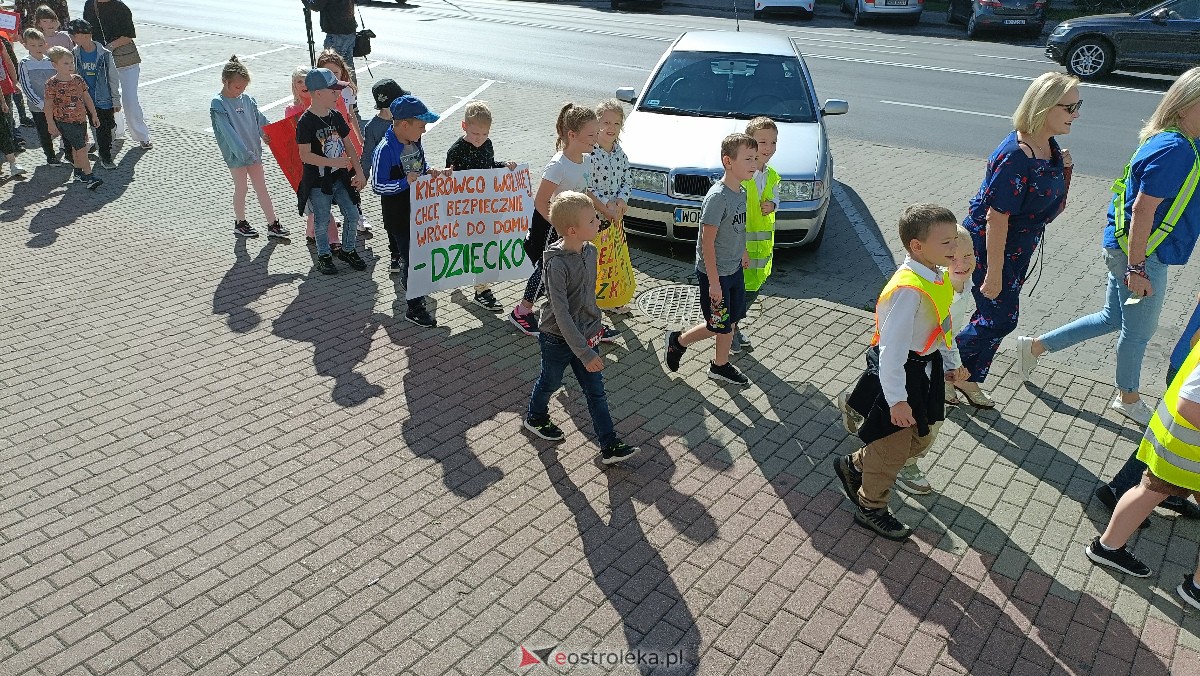 Uliczna manifestacja uczniów ze Szkoły Podstawowej nr 5 w Ostrołęce [20.09.2023] - zdjęcie #30 - eOstroleka.pl