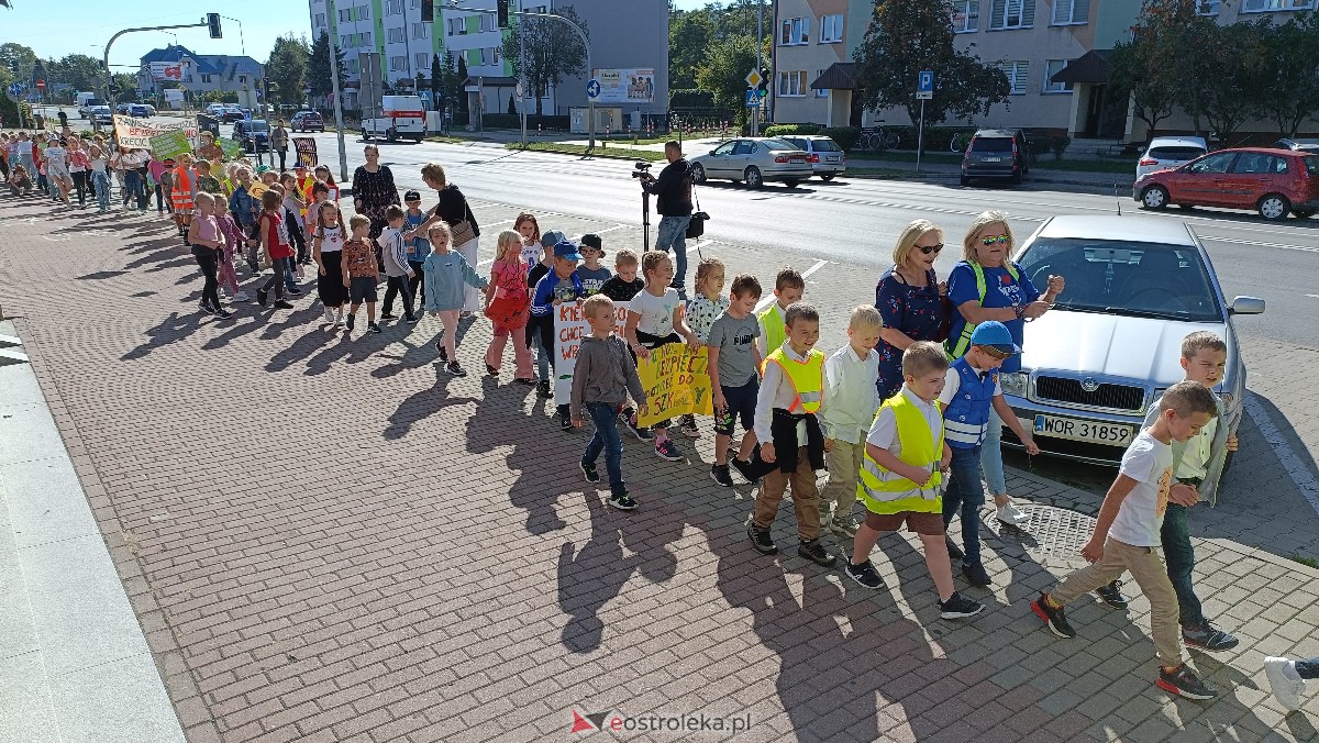 Uliczna manifestacja uczniów ze Szkoły Podstawowej nr 5 w Ostrołęce [20.09.2023] - zdjęcie #29 - eOstroleka.pl
