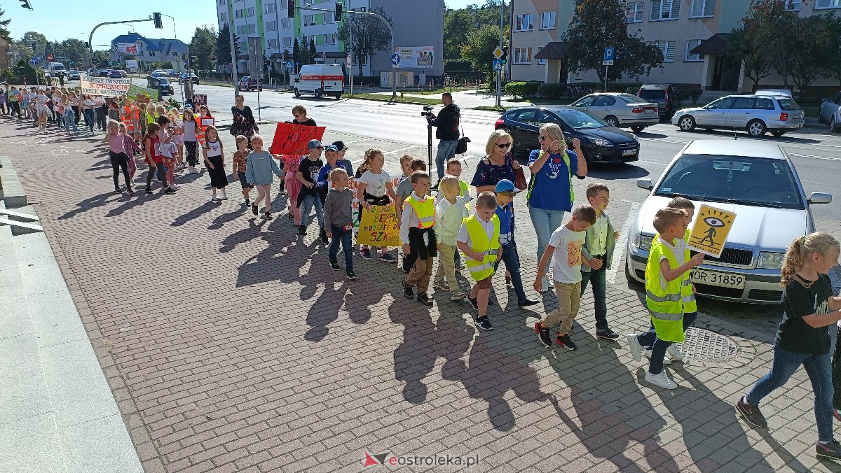 Uliczna manifestacja uczniów ze Szkoły Podstawowej nr 5 w Ostrołęce [20.09.2023] - zdjęcie #28 - eOstroleka.pl
