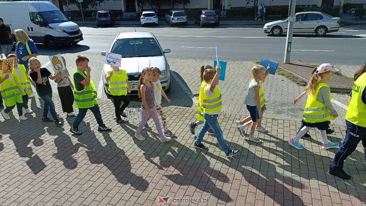 Uliczna manifestacja uczniów ze Szkoły Podstawowej nr 5 w Ostrołęce [20.09.2023] - zdjęcie #27 - eOstroleka.pl