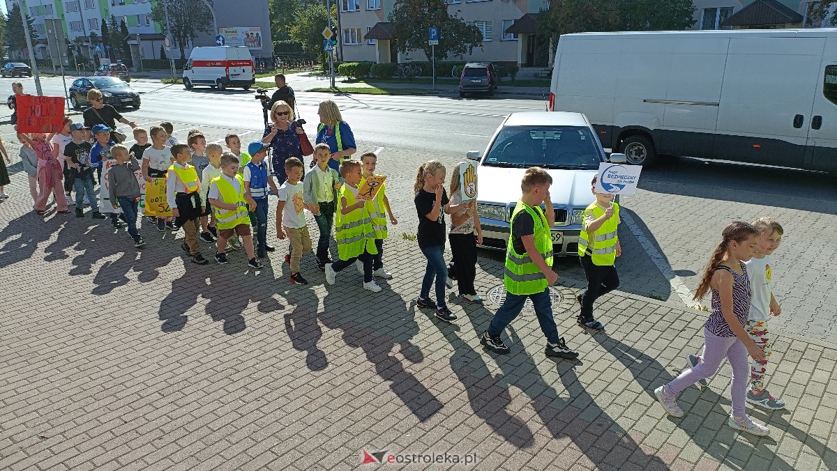 Uliczna manifestacja uczniów ze Szkoły Podstawowej nr 5 w Ostrołęce [20.09.2023] - zdjęcie #25 - eOstroleka.pl