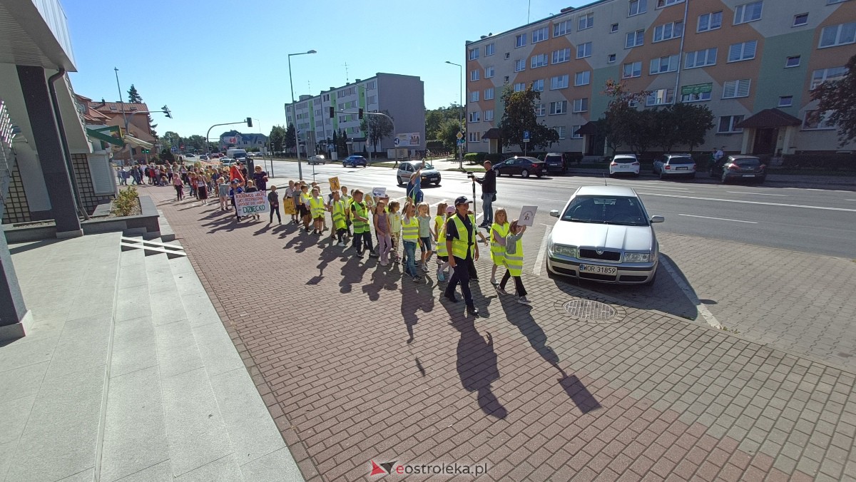 Uliczna manifestacja uczniów ze Szkoły Podstawowej nr 5 w Ostrołęce [20.09.2023] - zdjęcie #24 - eOstroleka.pl