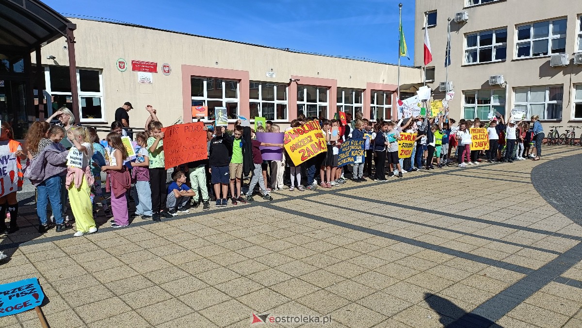 Uliczna manifestacja uczniów ze Szkoły Podstawowej nr 5 w Ostrołęce [20.09.2023] - zdjęcie #23 - eOstroleka.pl