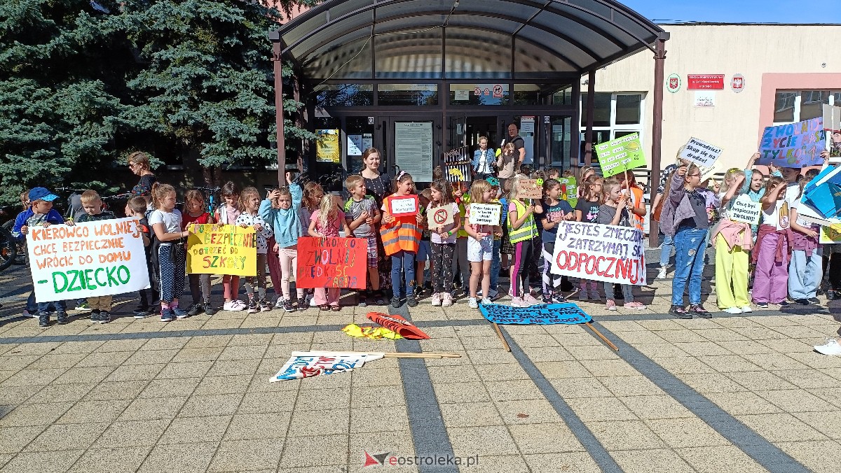Uliczna manifestacja uczniów ze Szkoły Podstawowej nr 5 w Ostrołęce [20.09.2023] - zdjęcie #22 - eOstroleka.pl