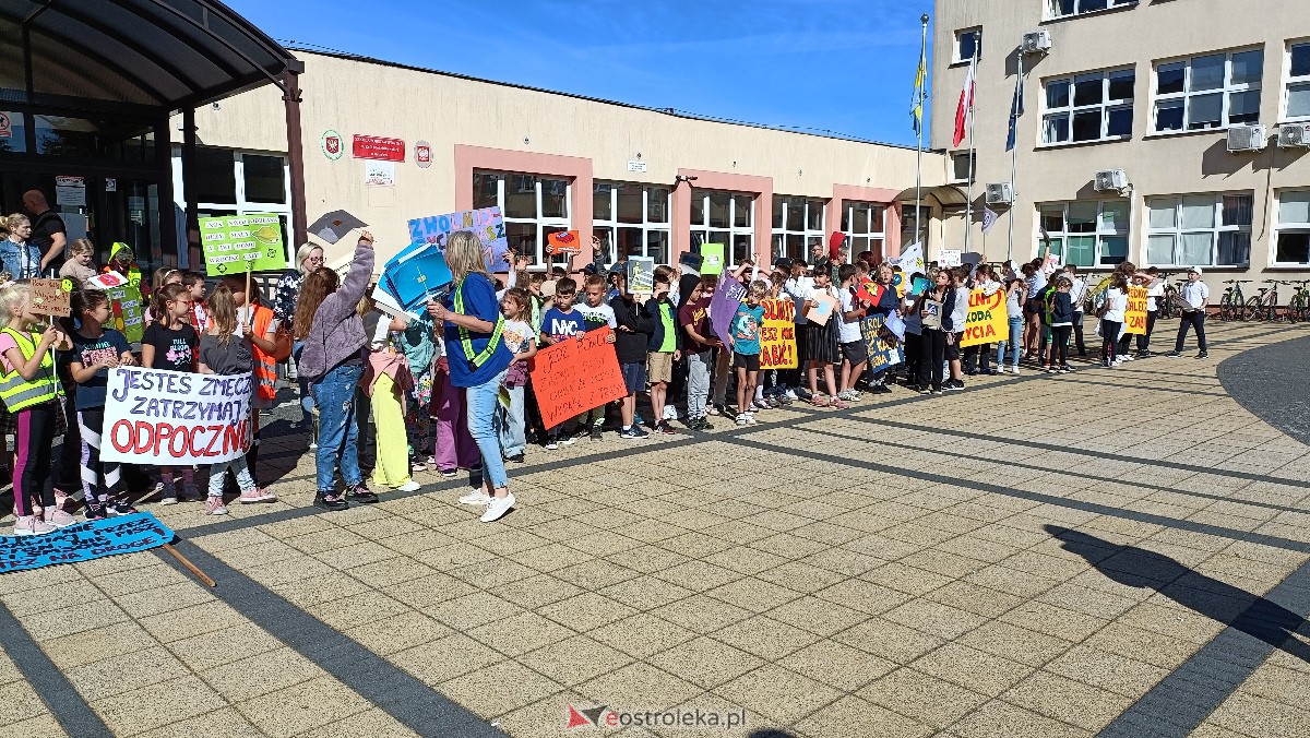 Uliczna manifestacja uczniów ze Szkoły Podstawowej nr 5 w Ostrołęce [20.09.2023] - zdjęcie #21 - eOstroleka.pl