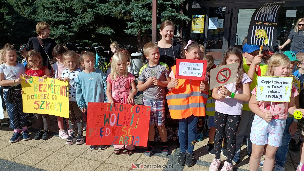 Uliczna manifestacja uczniów ze Szkoły Podstawowej nr 5 w Ostrołęce [20.09.2023] - zdjęcie #19 - eOstroleka.pl