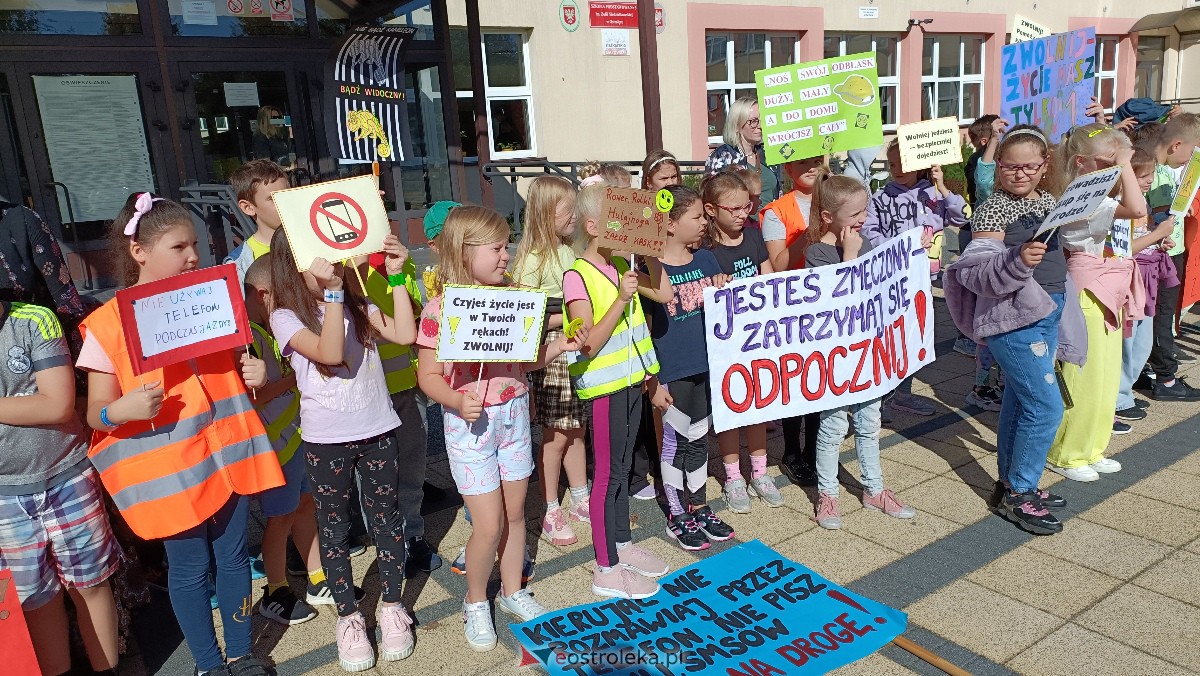 Uliczna manifestacja uczniów ze Szkoły Podstawowej nr 5 w Ostrołęce [20.09.2023] - zdjęcie #18 - eOstroleka.pl