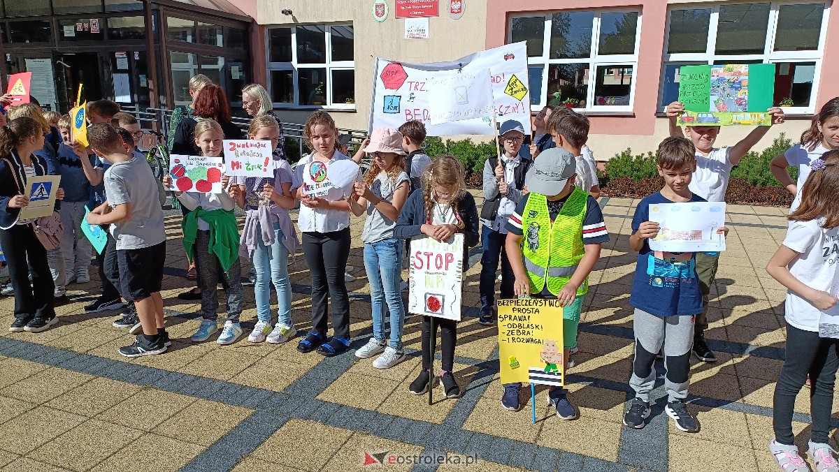 Uliczna manifestacja uczniów ze Szkoły Podstawowej nr 5 w Ostrołęce [20.09.2023] - zdjęcie #15 - eOstroleka.pl