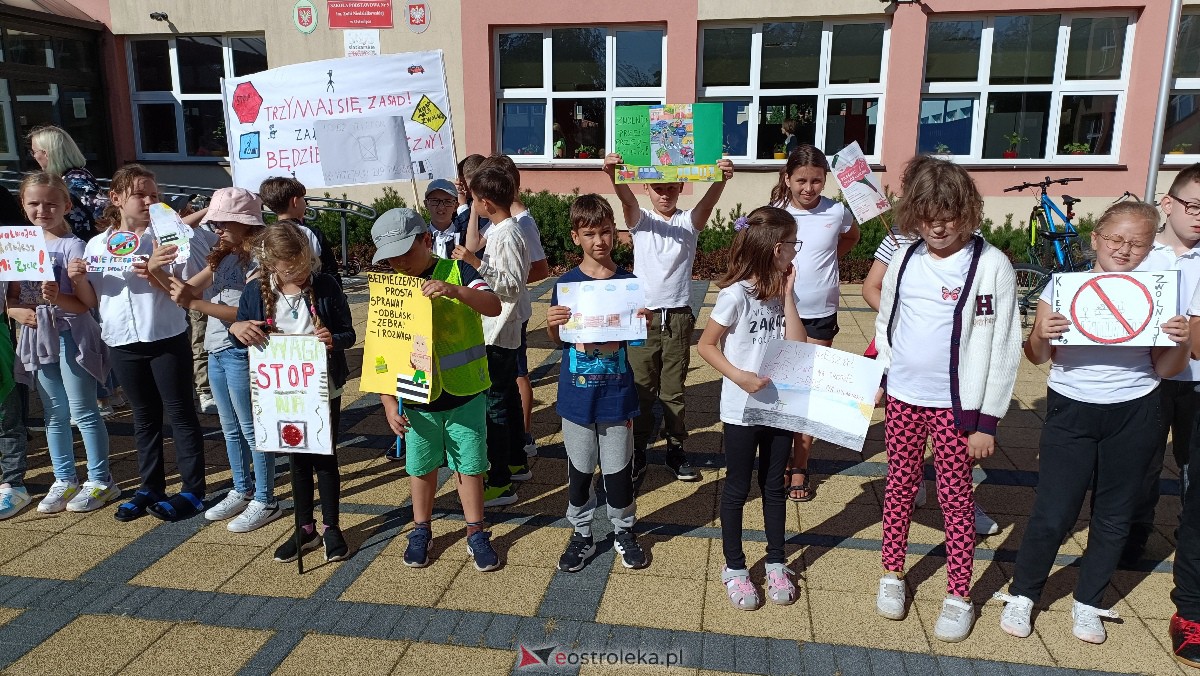 Uliczna manifestacja uczniów ze Szkoły Podstawowej nr 5 w Ostrołęce [20.09.2023] - zdjęcie #12 - eOstroleka.pl