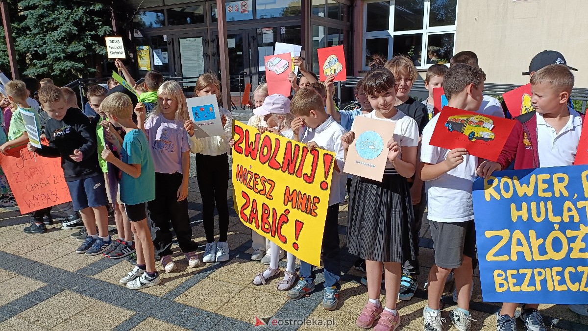 Uliczna manifestacja uczniów ze Szkoły Podstawowej nr 5 w Ostrołęce [20.09.2023] - zdjęcie #8 - eOstroleka.pl