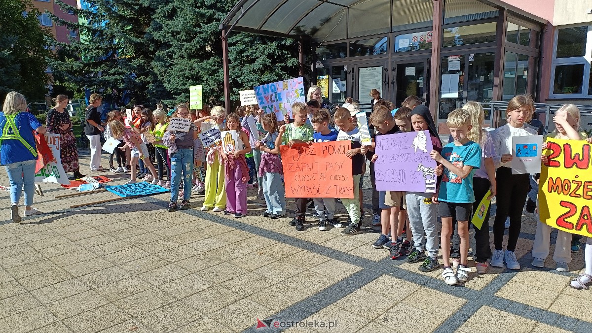 Uliczna manifestacja uczniów ze Szkoły Podstawowej nr 5 w Ostrołęce [20.09.2023] - zdjęcie #7 - eOstroleka.pl
