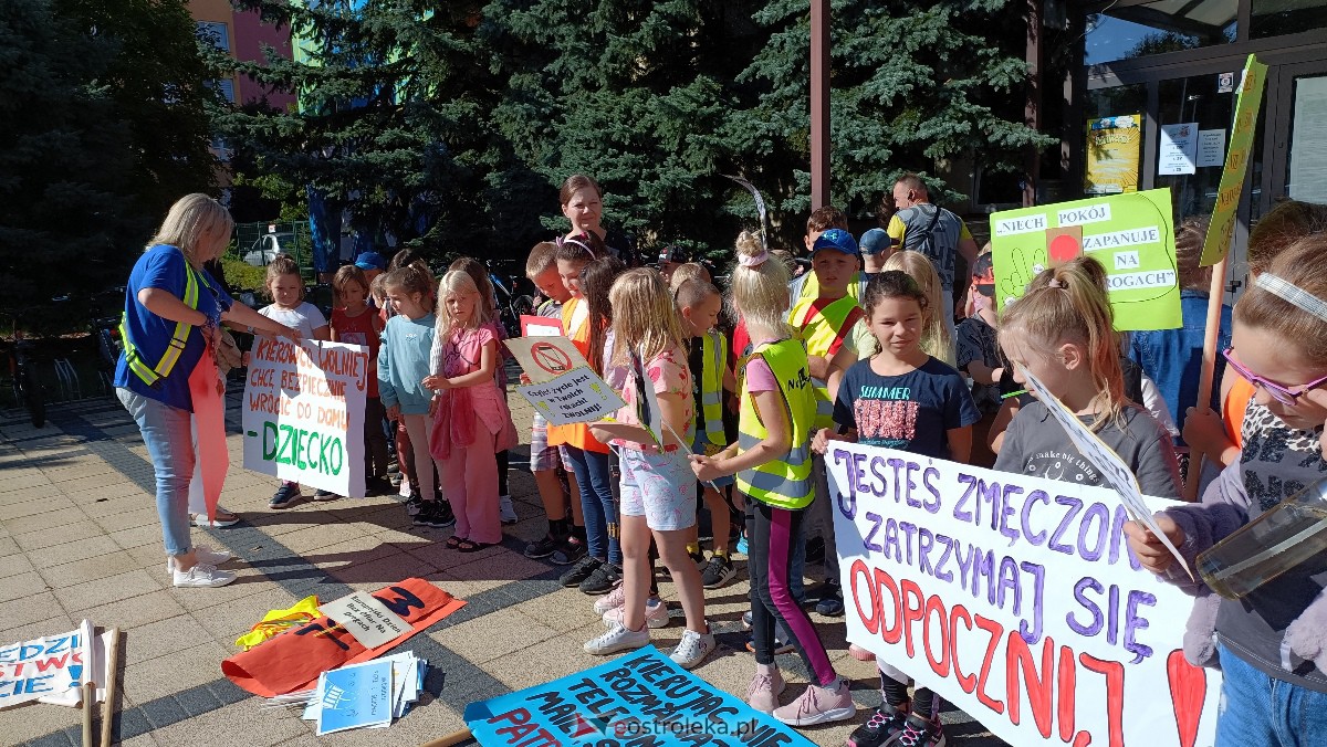 Uliczna manifestacja uczniów ze Szkoły Podstawowej nr 5 w Ostrołęce [20.09.2023] - zdjęcie #5 - eOstroleka.pl