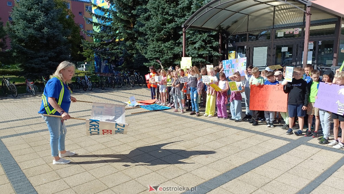 Uliczna manifestacja uczniów ze Szkoły Podstawowej nr 5 w Ostrołęce [20.09.2023] - zdjęcie #4 - eOstroleka.pl