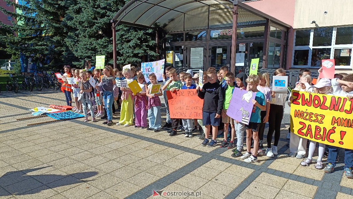 Uliczna manifestacja uczniów ze Szkoły Podstawowej nr 5 w Ostrołęce [20.09.2023] - zdjęcie #3 - eOstroleka.pl