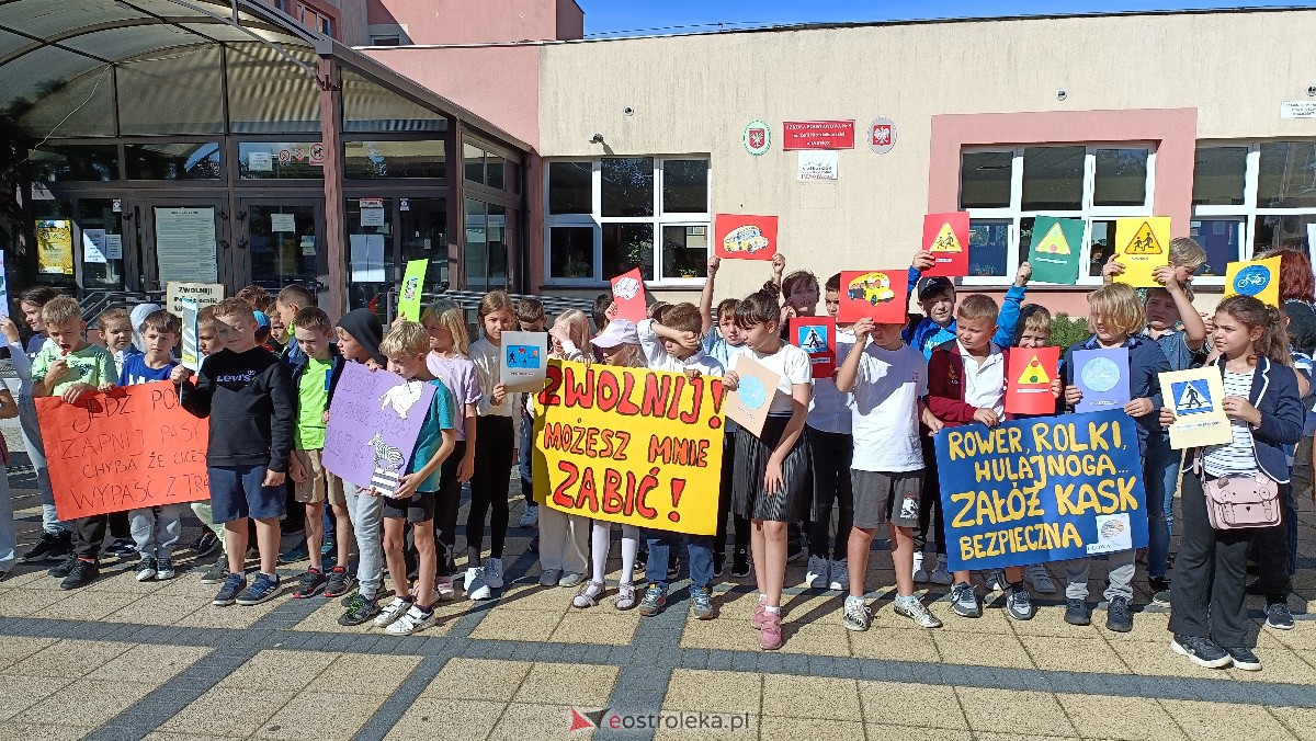 Uliczna manifestacja uczniów ze Szkoły Podstawowej nr 5 w Ostrołęce [20.09.2023] - zdjęcie #2 - eOstroleka.pl