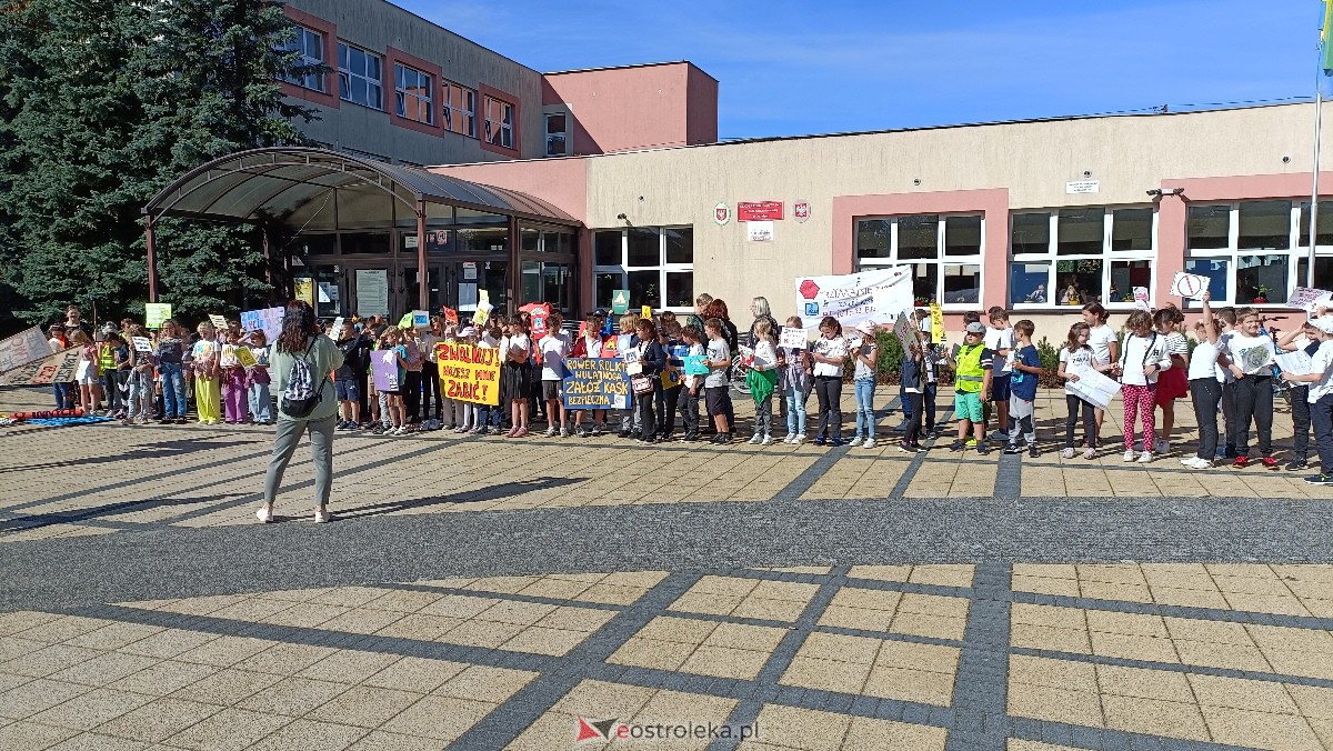 Uliczna manifestacja uczniów ze Szkoły Podstawowej nr 5 w Ostrołęce [20.09.2023] - zdjęcie #1 - eOstroleka.pl