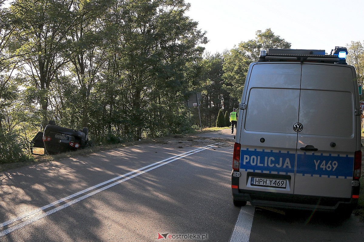 Dachowanie Volkswagena w Proszycach [21.09.2023] - zdjęcie #2 - eOstroleka.pl