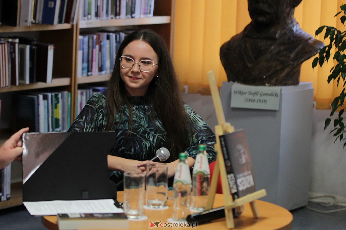 Spotkanie autorskie z Oliwią Marczak [21.09.2023] - zdjęcie #5 - eOstroleka.pl