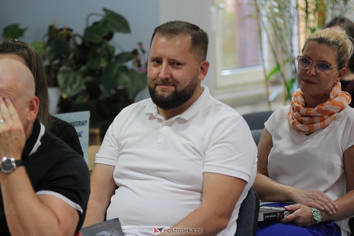 Spotkanie autorskie z Oliwią Marczak [21.09.2023] - zdjęcie #13 - eOstroleka.pl