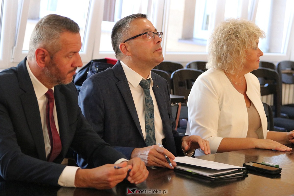 Podpisanie umowy na autobusy [22.09.2023] - zdjęcie #10 - eOstroleka.pl