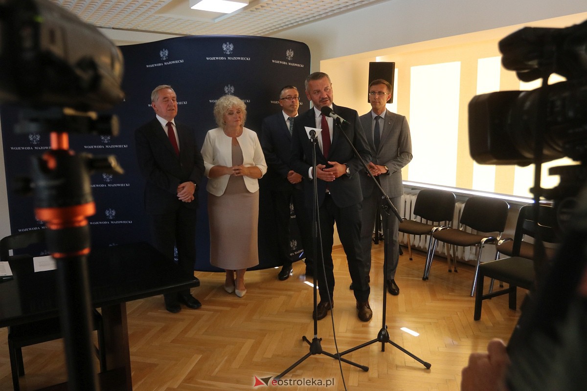 Podpisanie umowy na autobusy [22.09.2023] - zdjęcie #4 - eOstroleka.pl