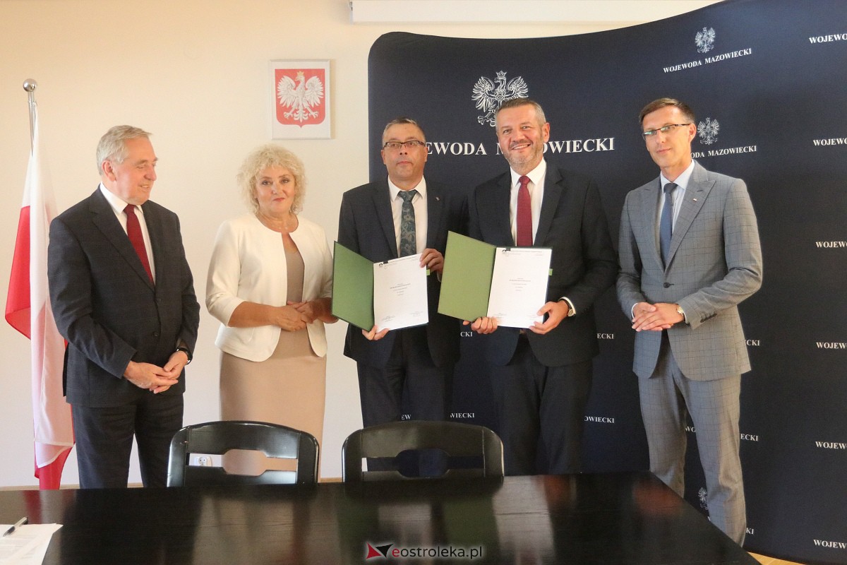 Podpisanie umowy na autobusy [22.09.2023] - zdjęcie #2 - eOstroleka.pl