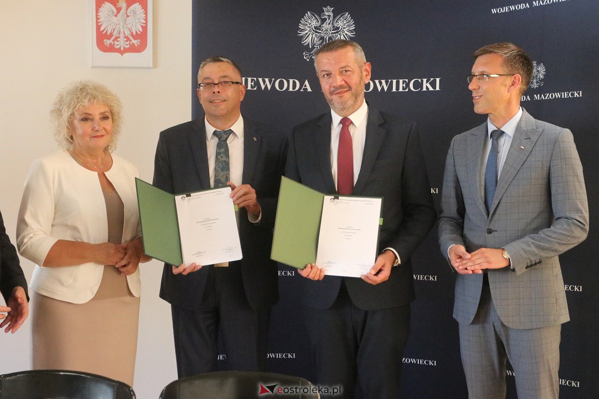 Podpisanie umowy na autobusy [22.09.2023] - zdjęcie #1 - eOstroleka.pl