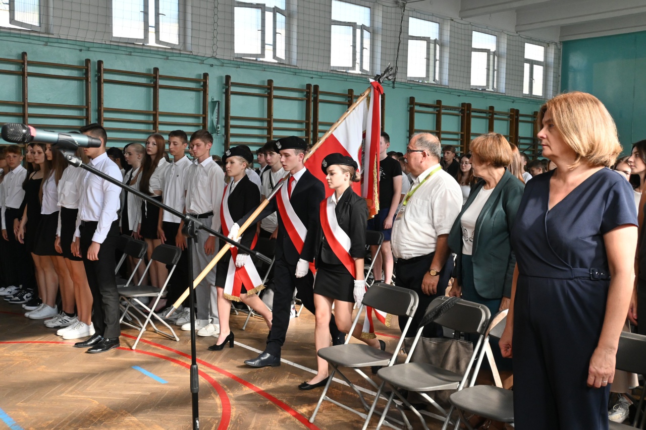 Uroczysta przysięga klas pierwszych w ZSZ Nr 2 [22.09.2023] - zdjęcie #33 - eOstroleka.pl