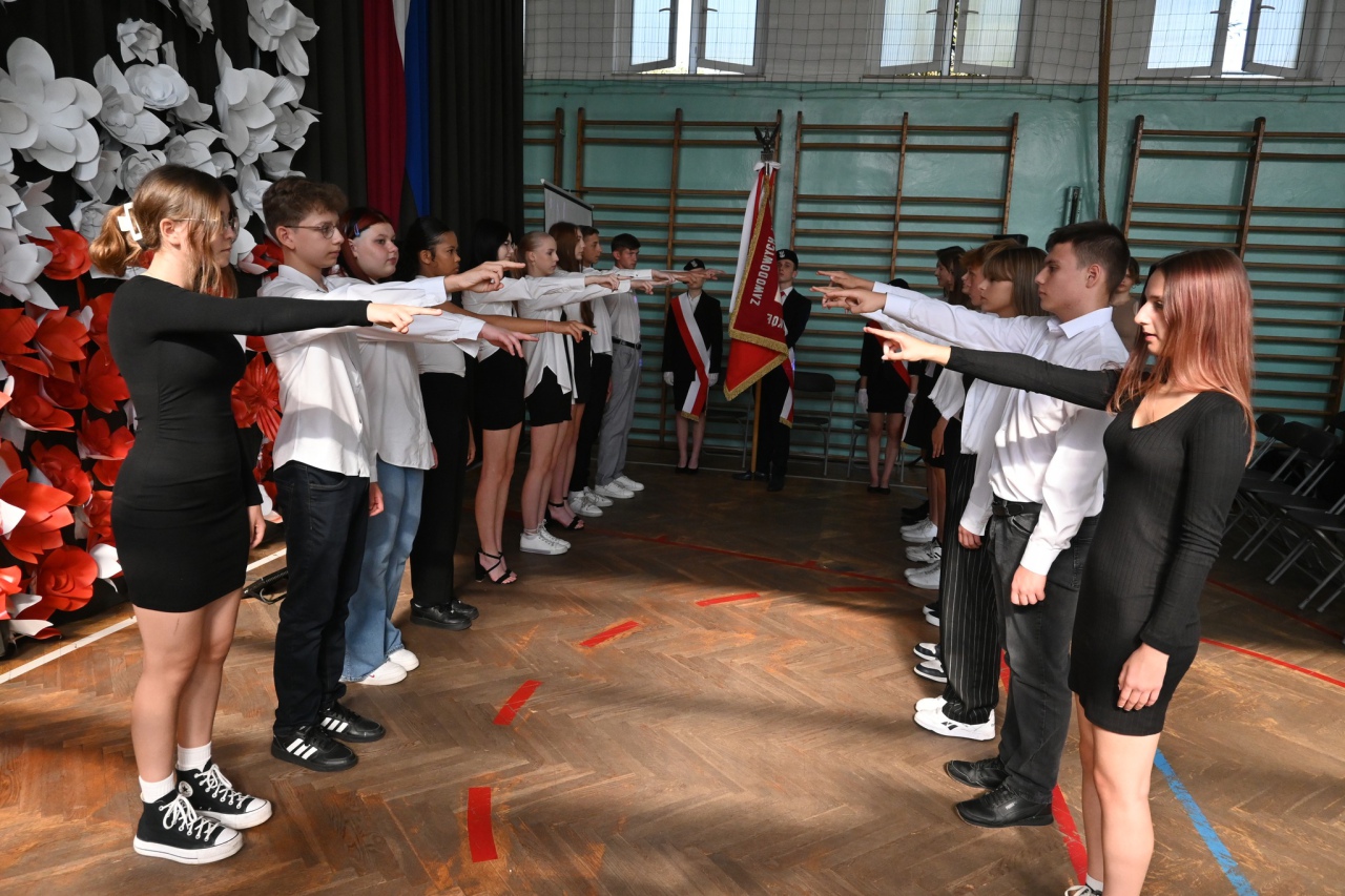 Uroczysta przysięga klas pierwszych w ZSZ Nr 2 [22.09.2023] - zdjęcie #15 - eOstroleka.pl