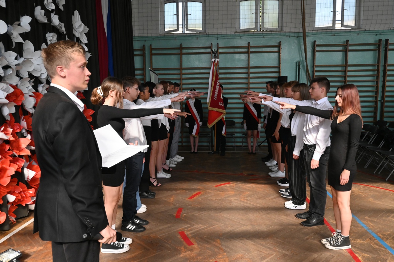 Uroczysta przysięga klas pierwszych w ZSZ Nr 2 [22.09.2023] - zdjęcie #11 - eOstroleka.pl