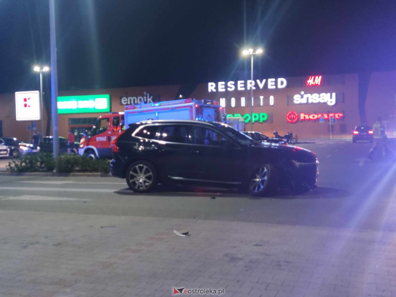 Wypadek przy Galerii Bursztynowej [22.09.2023] - zdjęcie #25 - eOstroleka.pl