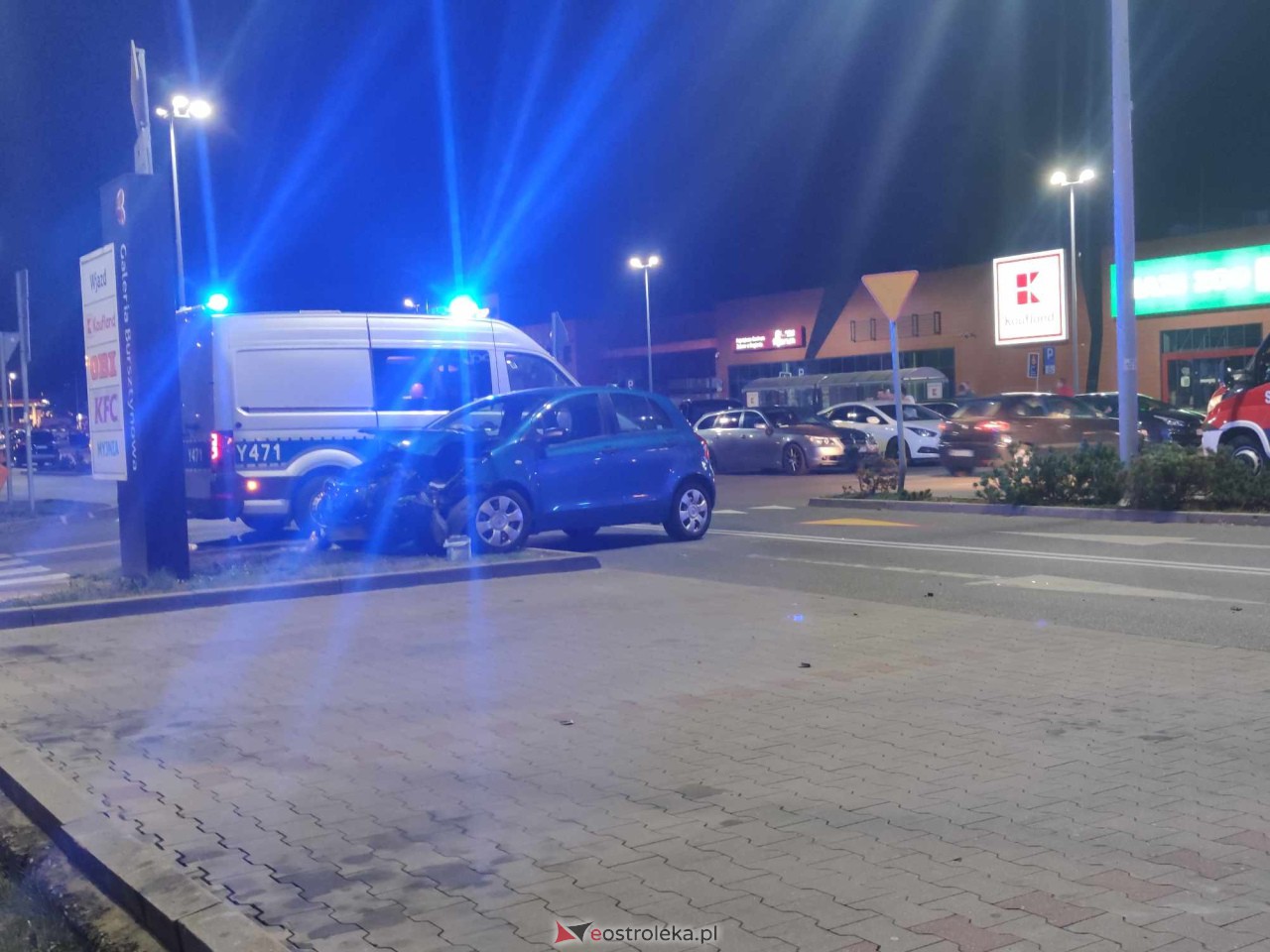 Wypadek przy Galerii Bursztynowej [22.09.2023] - zdjęcie #22 - eOstroleka.pl