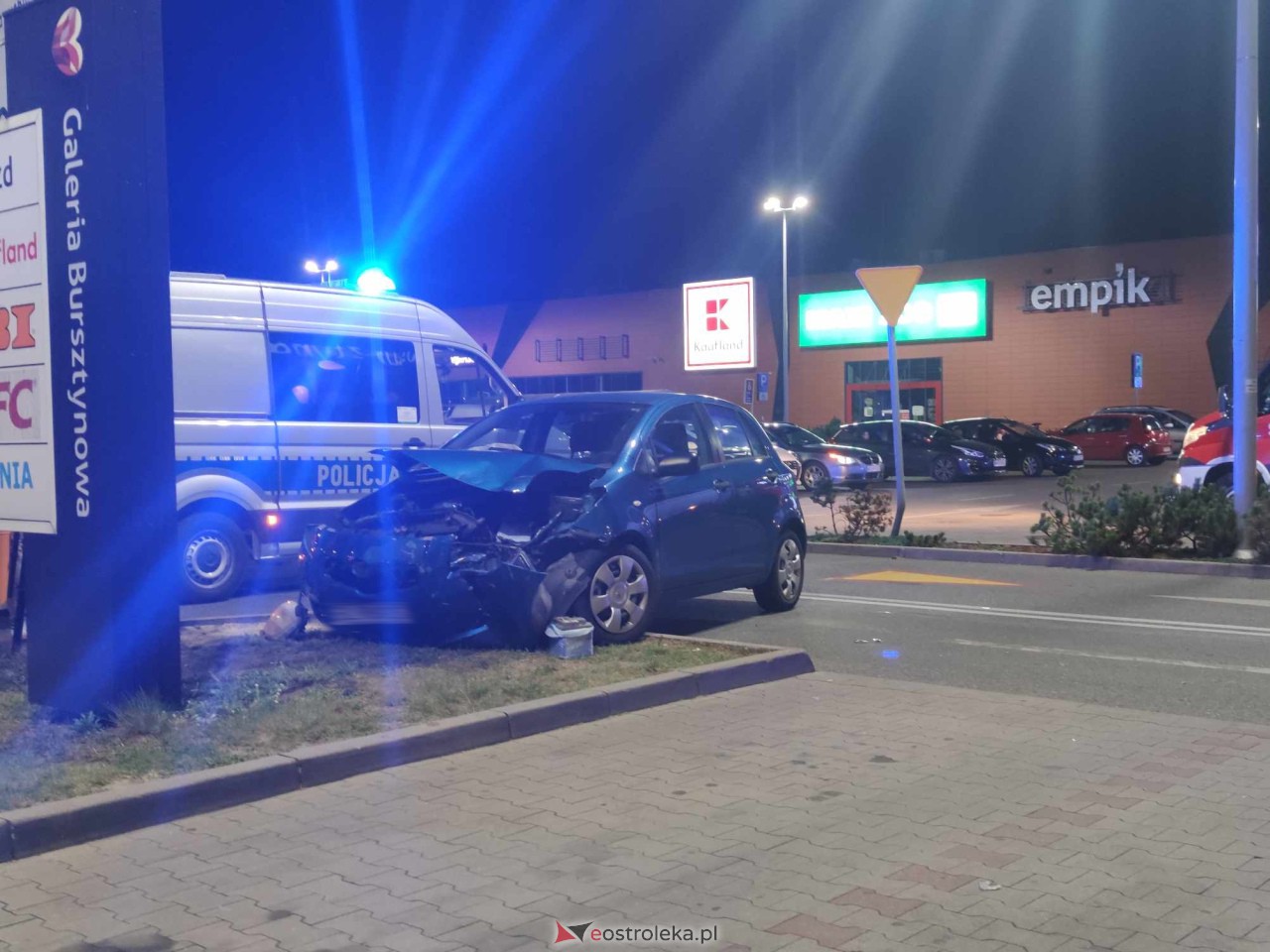Wypadek przy Galerii Bursztynowej [22.09.2023] - zdjęcie #21 - eOstroleka.pl