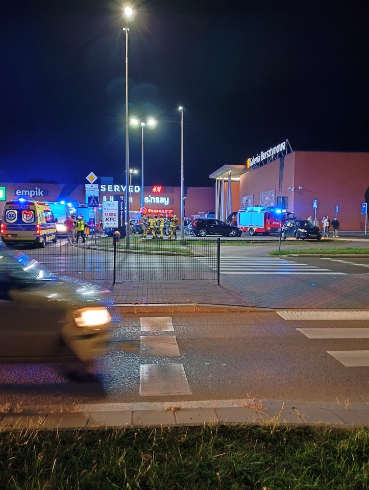Wypadek przy Galerii Bursztynowej [22.09.2023] - zdjęcie #5 - eOstroleka.pl