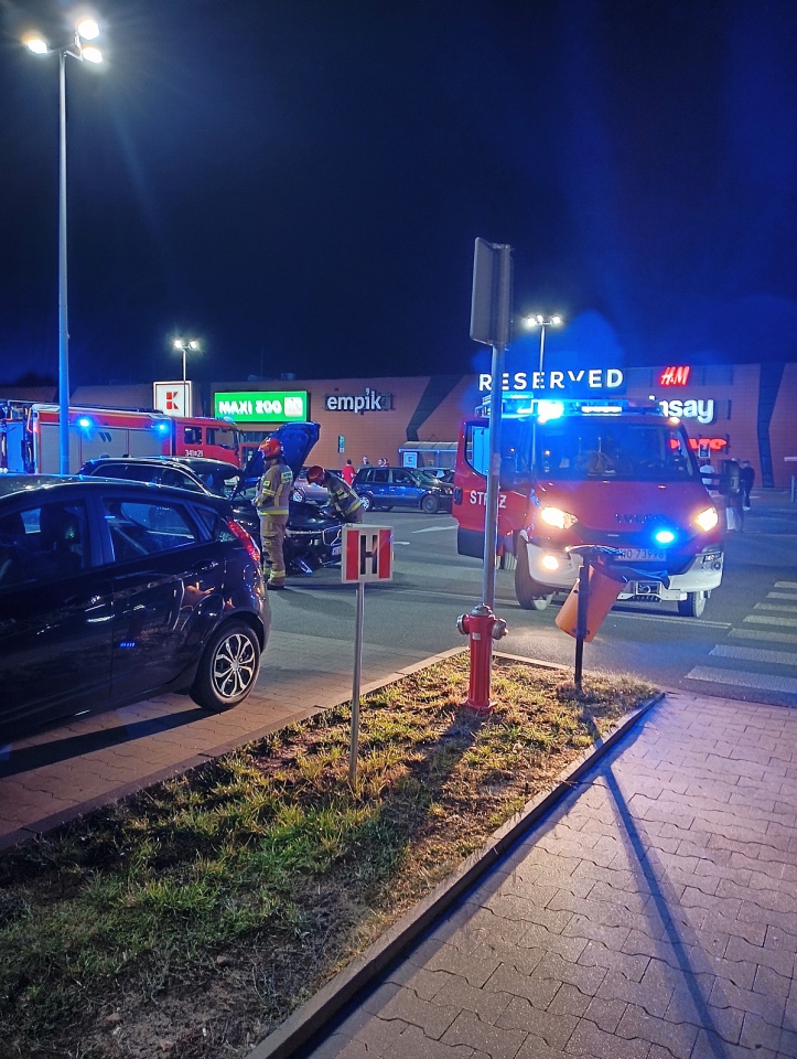 Wypadek przy Galerii Bursztynowej [22.09.2023] - zdjęcie #4 - eOstroleka.pl