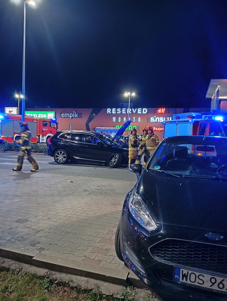 Wypadek przy Galerii Bursztynowej [22.09.2023] - zdjęcie #3 - eOstroleka.pl