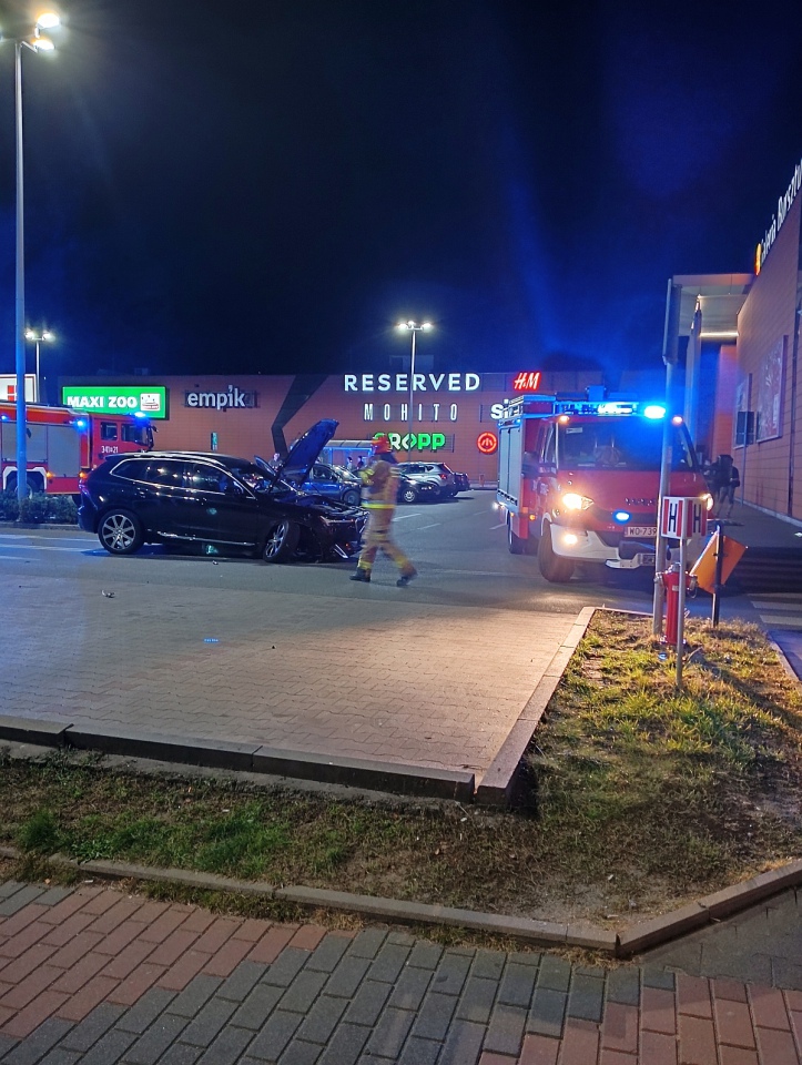 Wypadek przy Galerii Bursztynowej [22.09.2023] - zdjęcie #2 - eOstroleka.pl