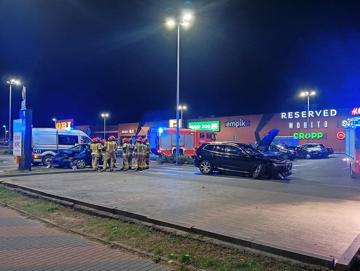 Wypadek przy Galerii Bursztynowej [22.09.2023] - zdjęcie #1 - eOstroleka.pl