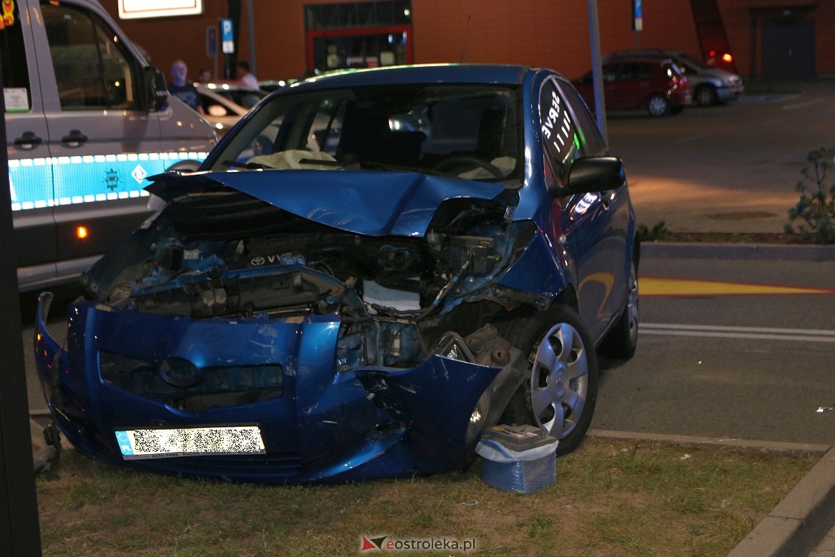 Wypadek przy Galerii Bursztynowej [22.09.2023] - zdjęcie #14 - eOstroleka.pl