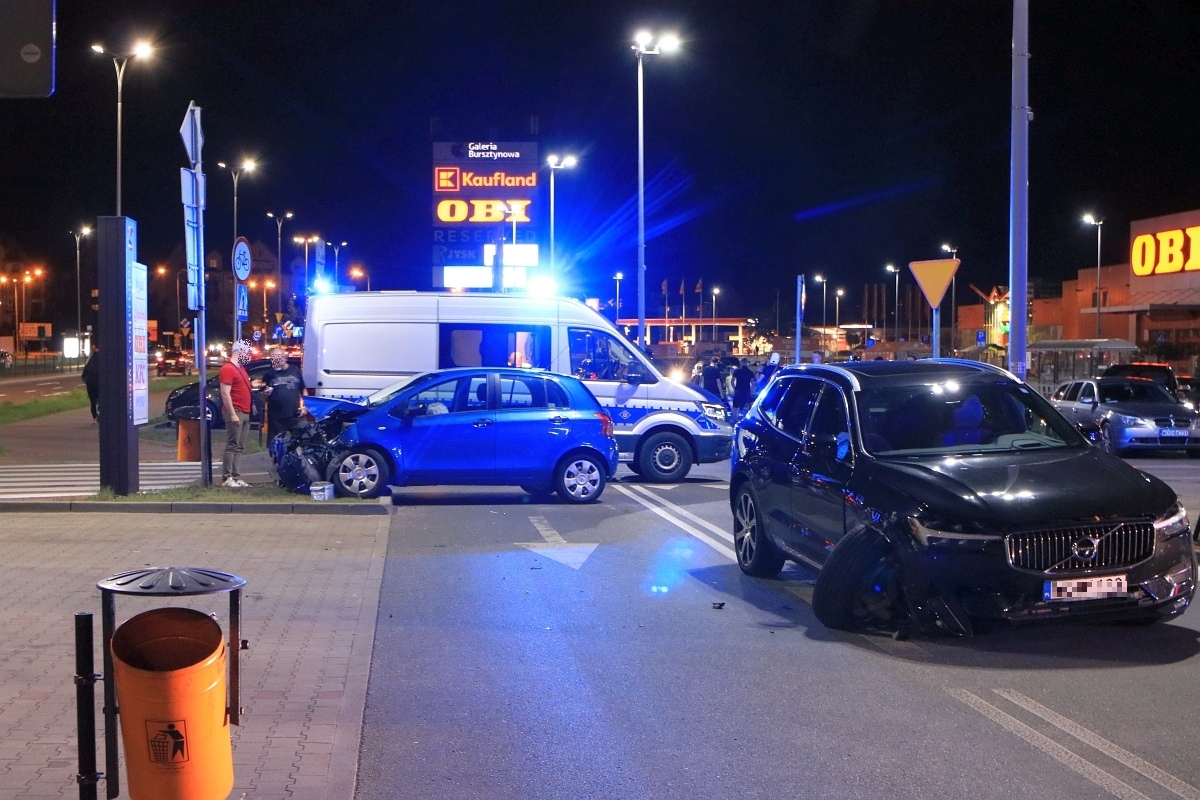Wypadek przy Galerii Bursztynowej [22.09.2023] - zdjęcie #7 - eOstroleka.pl