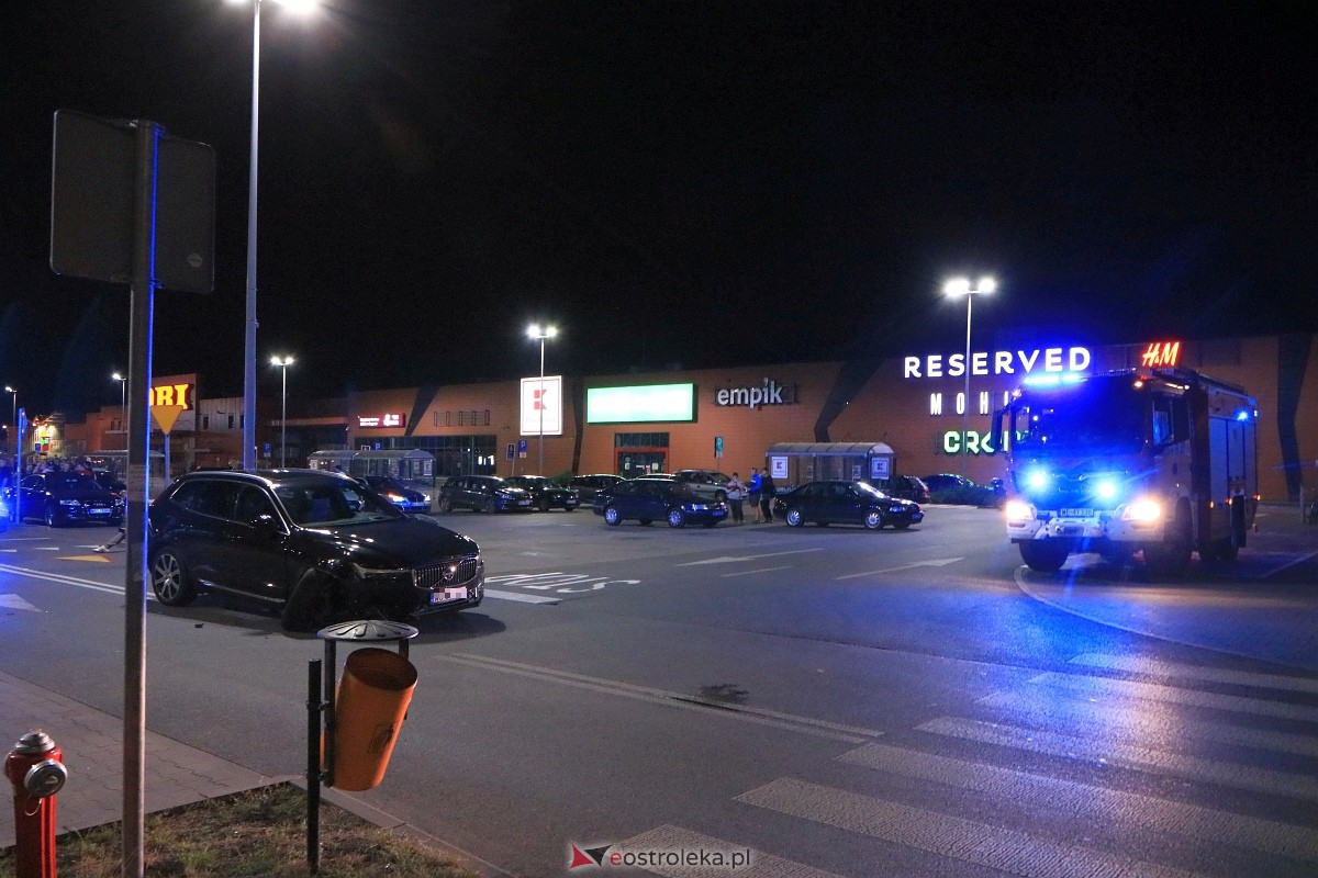 Wypadek przy Galerii Bursztynowej [22.09.2023] - zdjęcie #11 - eOstroleka.pl