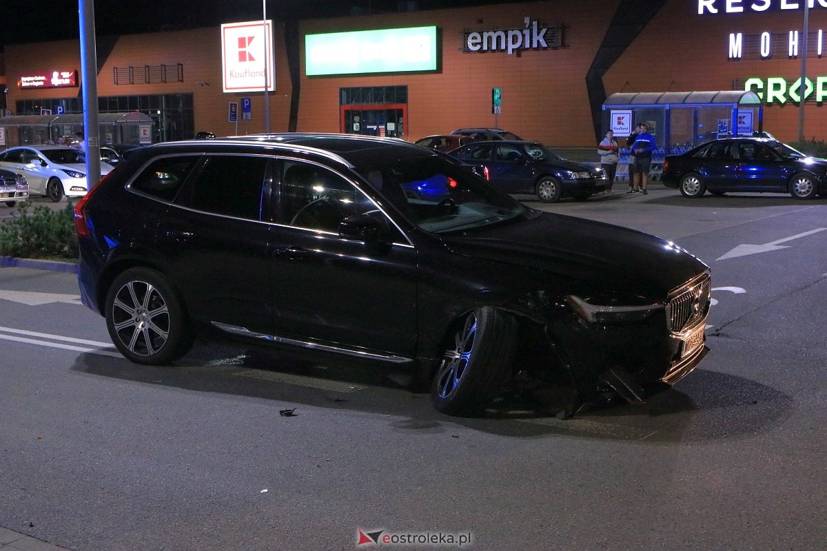 Wypadek przy Galerii Bursztynowej [22.09.2023] - zdjęcie #10 - eOstroleka.pl