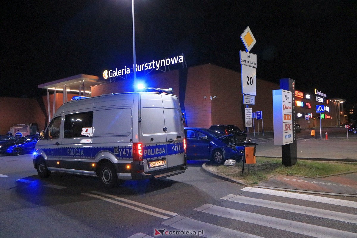 Wypadek przy Galerii Bursztynowej [22.09.2023] - zdjęcie #8 - eOstroleka.pl