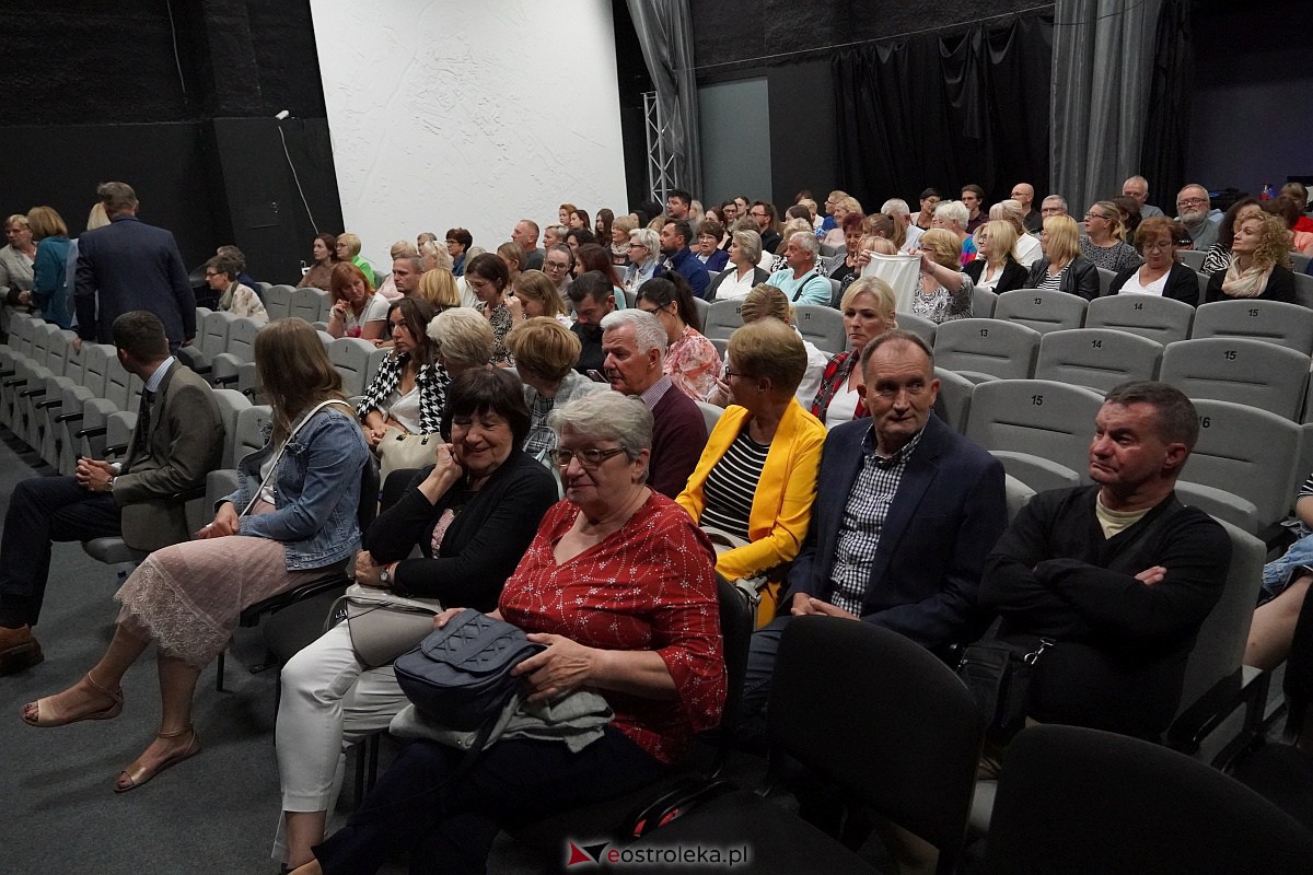 Spektakl „Śluby panieńskie” Aleksandra Fredry w Multimedialnym Centrum Natura w Ostrołęce [24.09.2023] - zdjęcie #79 - eOstroleka.pl