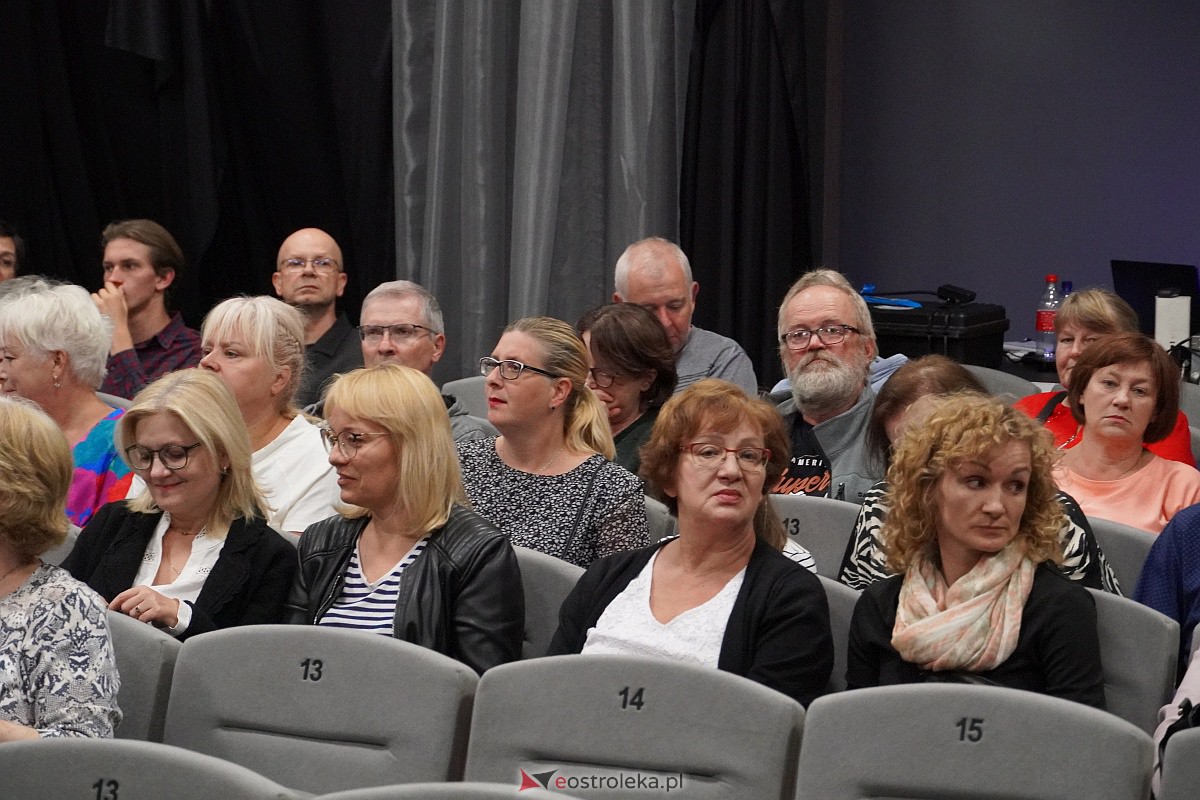 Spektakl „Śluby panieńskie” Aleksandra Fredry w Multimedialnym Centrum Natura w Ostrołęce [24.09.2023] - zdjęcie #78 - eOstroleka.pl